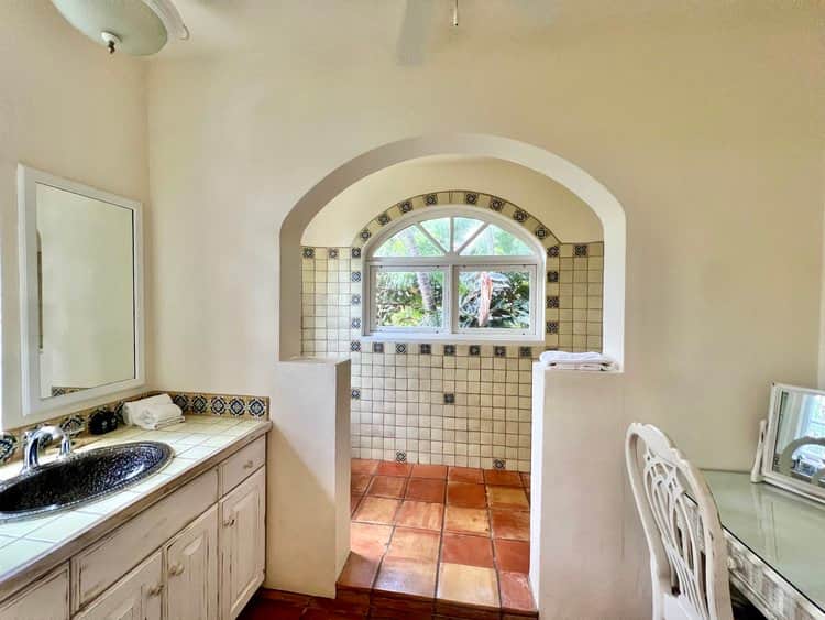 ecc28ee4-5f0a-4a86-b6a3-358e905fcdc0-full